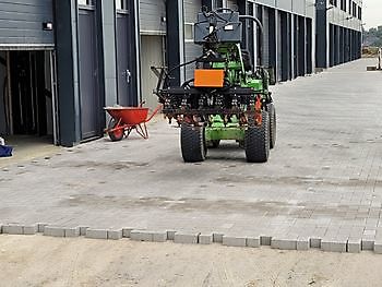 Nu ook voor het machinaal straatleggen Kamperman Grondwerk B.V. Groningen Scheemda